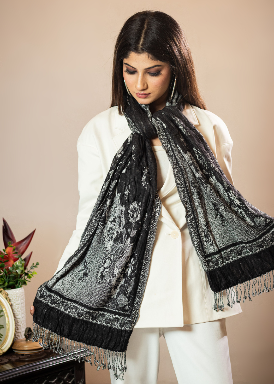 Masudh unisex stretchable fashionable scarf, Black & White