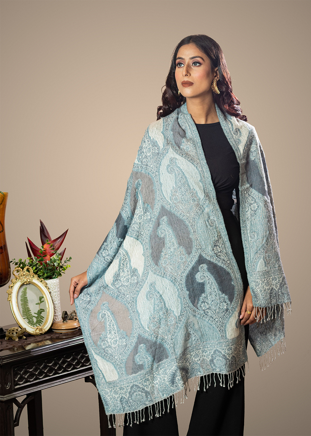 Masudh unisex stole embellished with huge paisley designs, blue tones