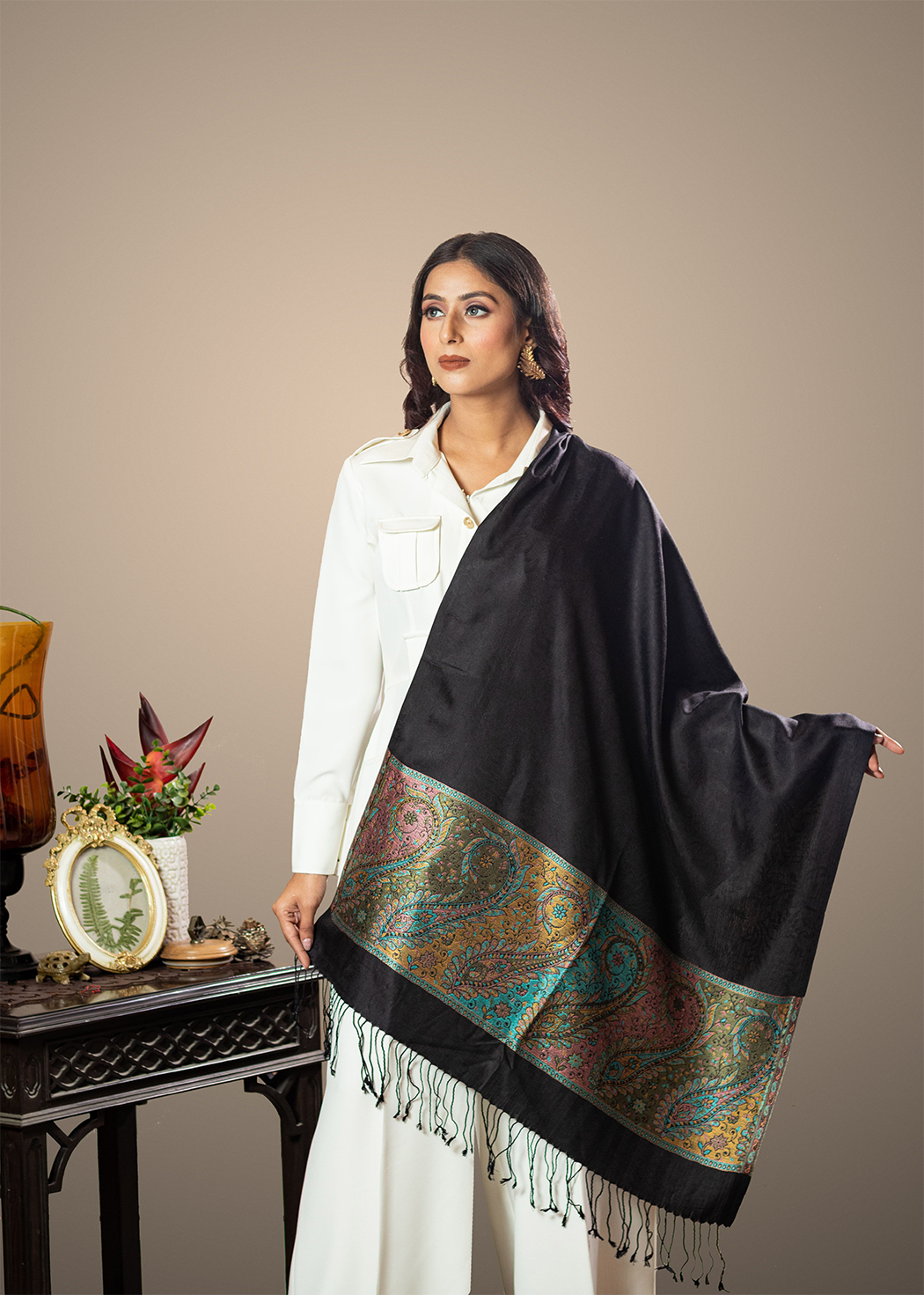 Masudh unisex luxurious silk fabric self & paisley palla stole, black