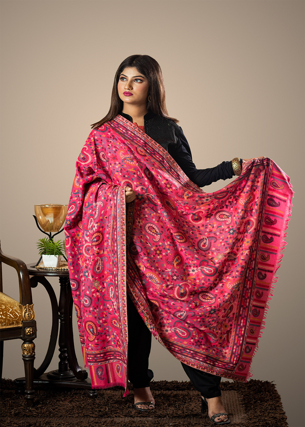 Masudh women's shawl  with paisley & floral pattern all over in woollen fabric, pink