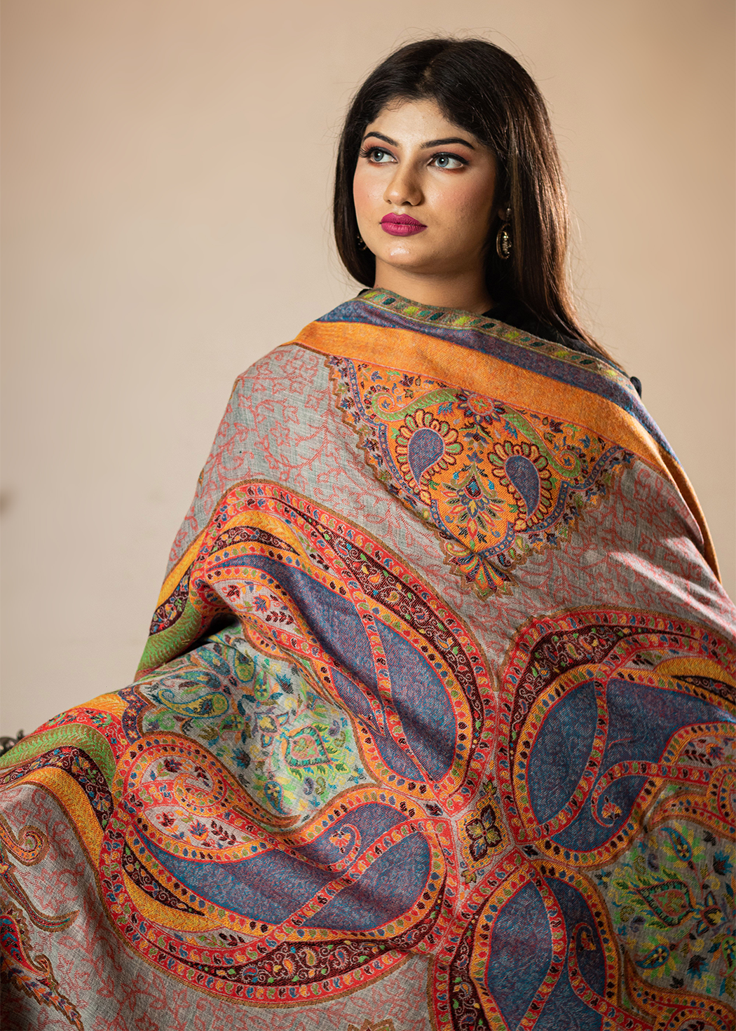 Masudh women's shawl decorated with designed paisley in woollen fabric