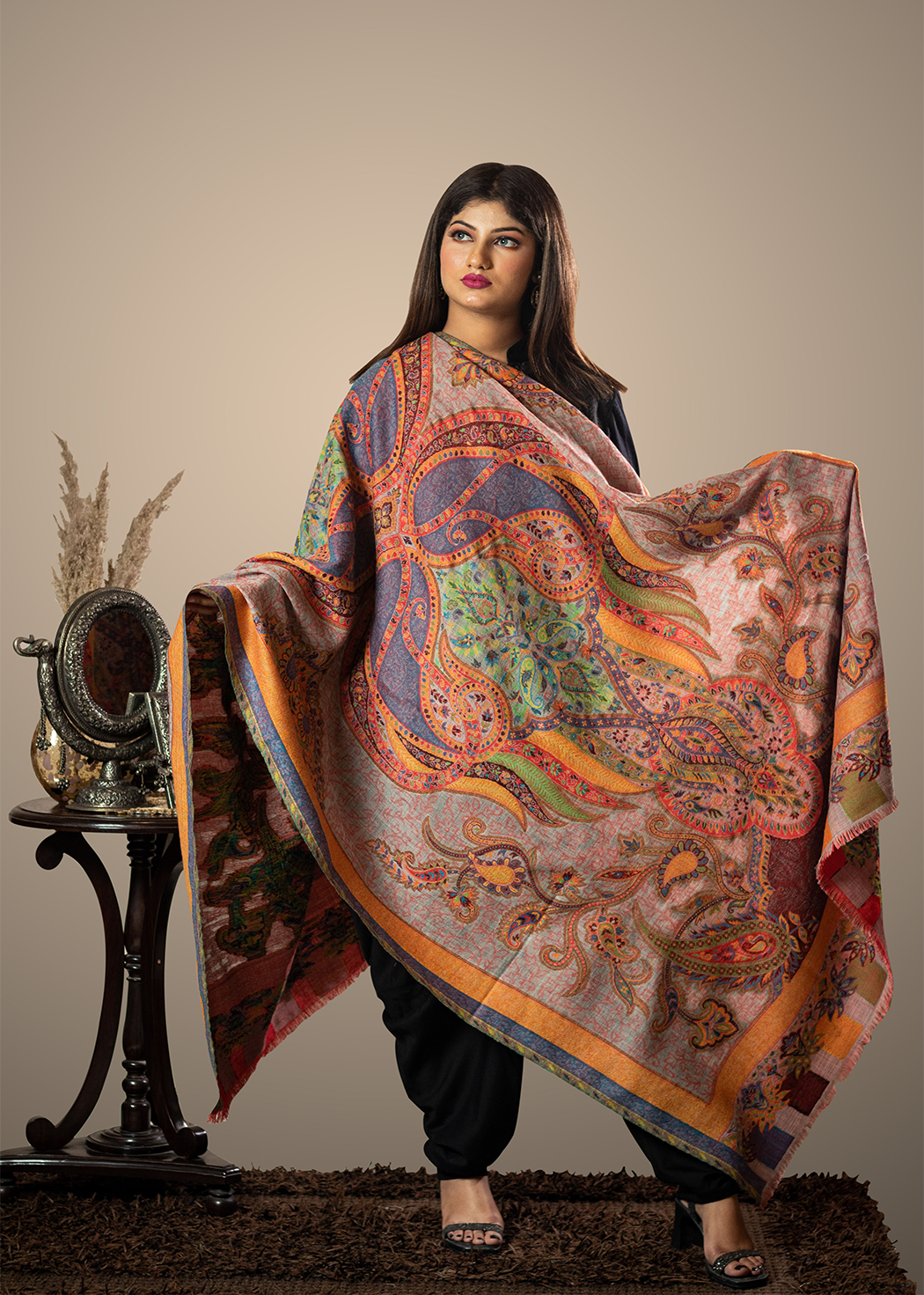 Masudh women's shawl decorated with designed paisley in woollen fabric