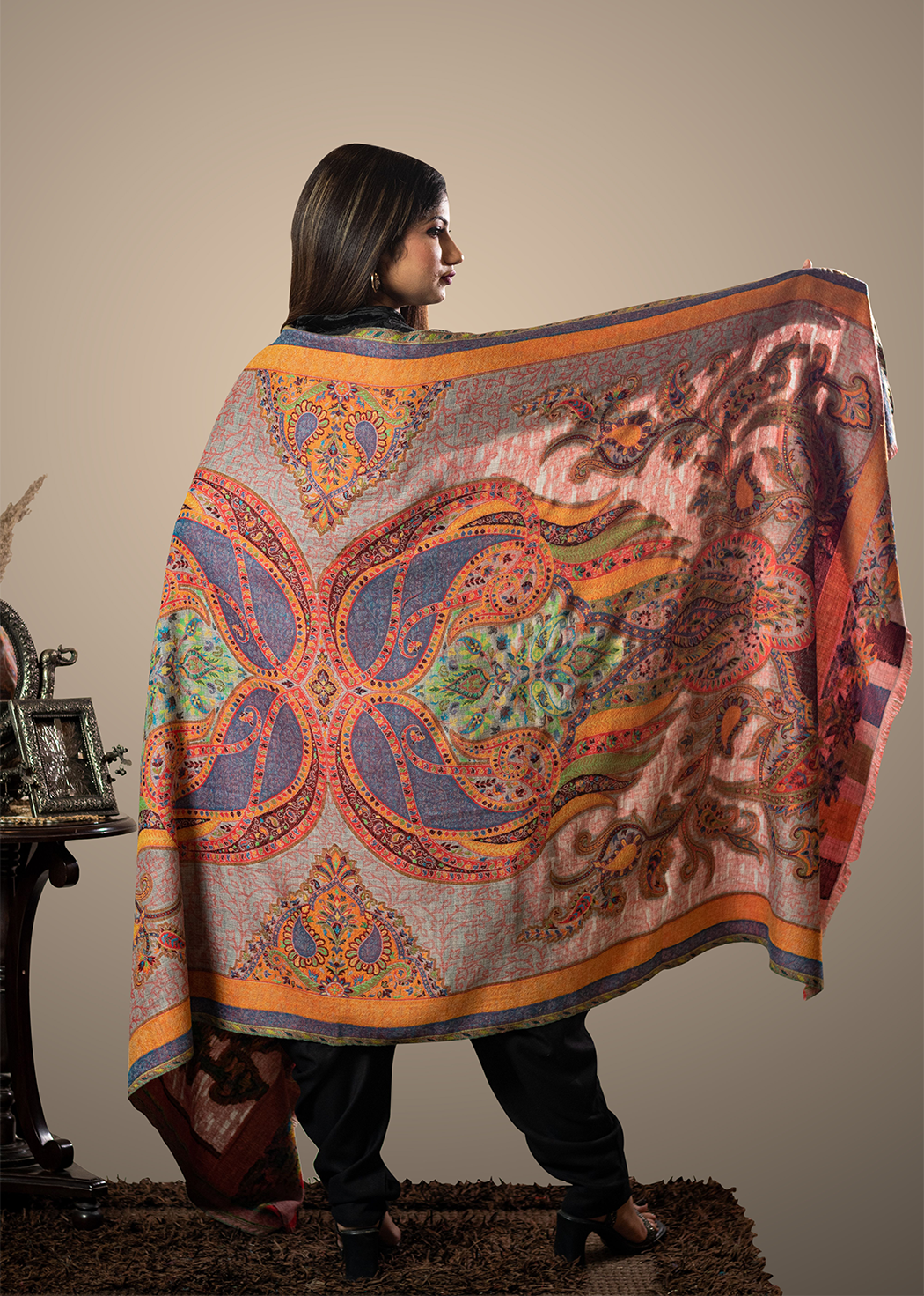 Masudh women's shawl decorated with designed paisley in woollen fabric