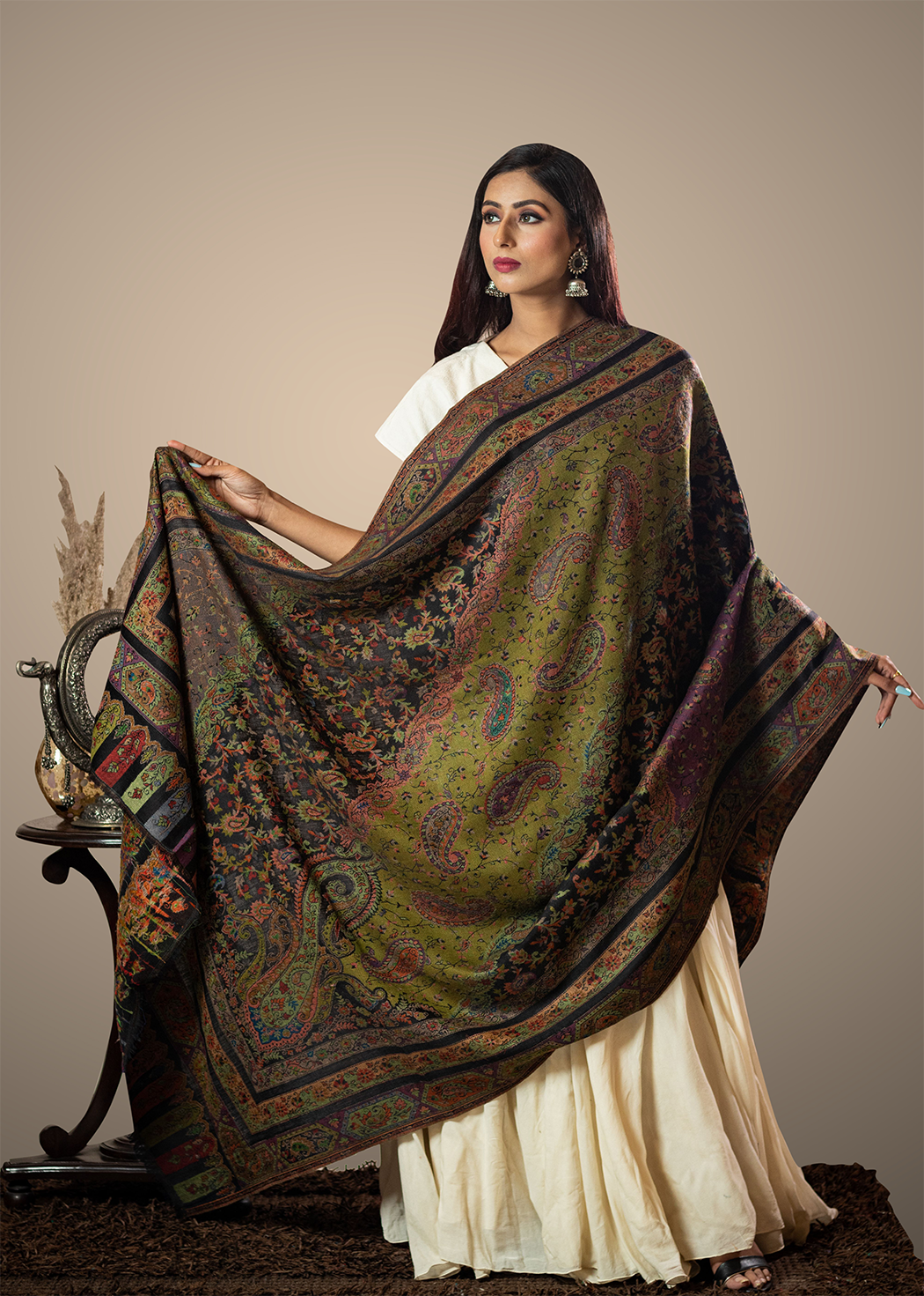 Masudh women's shawl perfect blend of ethnic paisley & floral work in woollen fabric