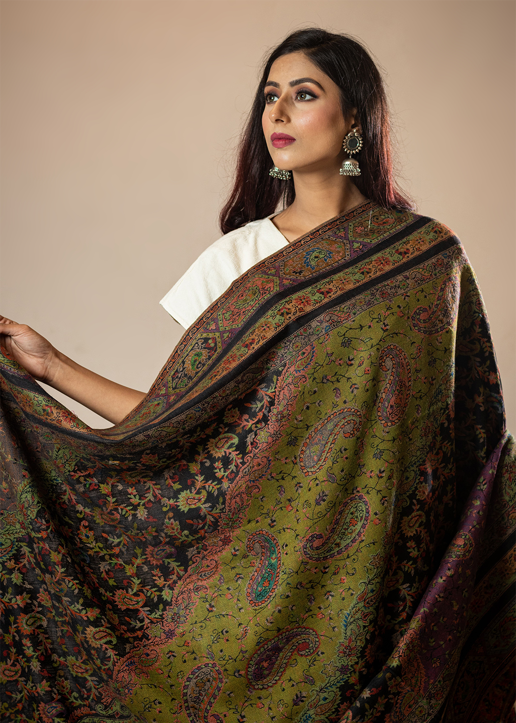 Masudh women's shawl perfect blend of ethnic paisley & floral work in woollen fabric